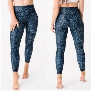 Zyia Stone Leopard Scrunchy Light n Luxe Leggings 7/8